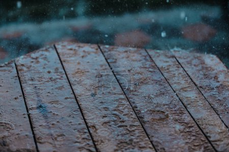 Foto de Gotas de lluvia sobre superficie de mesa de madera - Imagen libre de derechos