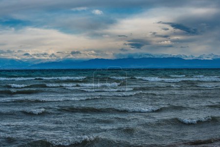 Téléchargez les photos : Lac Issyk-Kul avec de grandes vagues pendant la tempête, Kirghizistan - en image libre de droit