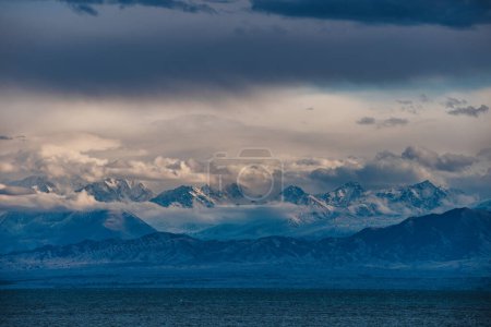 Lac Issyk-Kul avec montagnes et nuages dans le ciel, Kirghizistan