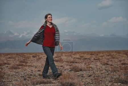 Téléchargez les photos : Jeune femme promenades touristiques dans les montagnes - en image libre de droit