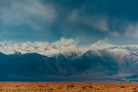 Téléchargez les photos : Beau paysage de montagnes avec des pics enneigés avant l'orage, Kirghizistan - en image libre de droit