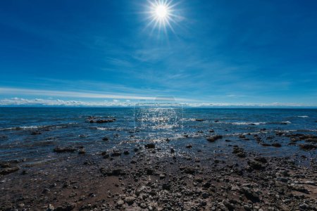 Foto de Orilla rocosa del lago a la luz del sol, amplia vista angular - Imagen libre de derechos