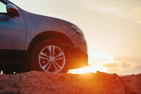 Téléchargez les photos : Voyage hors route en voiture dans le désert au coucher du soleil - en image libre de droit