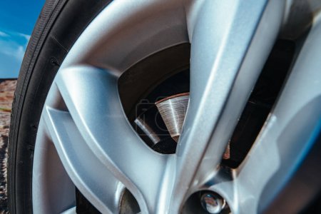 Téléchargez les photos : Vue rapprochée des roues de voiture avec disque de frein - en image libre de droit
