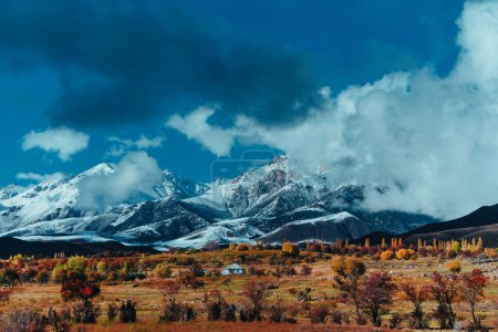 Foto de Hermoso paisaje de montaña en Kirguistán en otoño - Imagen libre de derechos