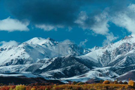 Téléchargez les photos : Paysage montagneux pittoresque au Kirghizistan en automne - en image libre de droit