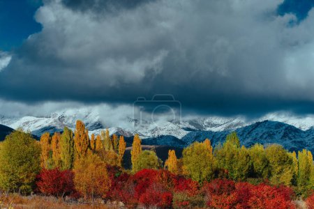 Foto de Hermoso paisaje de montaña en Kirguistán en otoño - Imagen libre de derechos