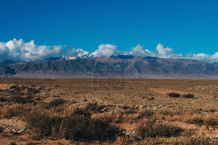 Foto de Hermoso paisaje de montañas con picos nevados, Kirguistán, Asia - Imagen libre de derechos