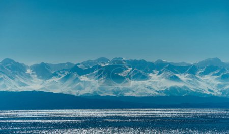 Foto de Lago Issyk-Kul con montañas Tien Shan, Kirguistán, Asia - Imagen libre de derechos