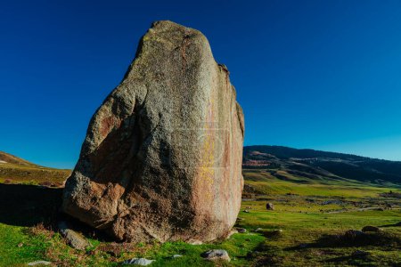 Foto de Gran piedra en un pintoresco valle montañoso en verano - Imagen libre de derechos