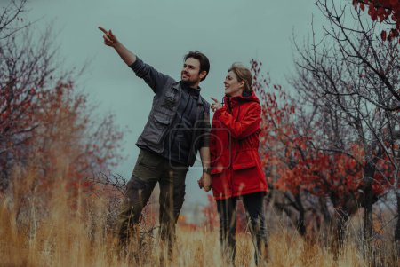 Téléchargez les photos : Jeune couple de touristes regardant au loin en automne - en image libre de droit