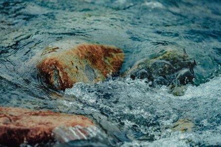 Téléchargez les photos : Ruisseau de montagne avec de l'eau pure par temps froid d'automne - en image libre de droit