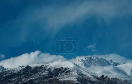 Téléchargez les photos : Paysage montagneux pittoresque avec des sommets enneigés - en image libre de droit