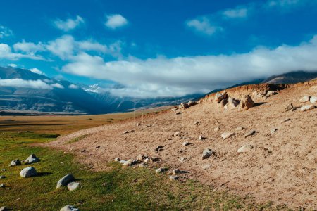 Téléchargez les photos : Vallée de montagne pittoresque en automne - en image libre de droit