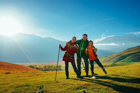 Foto de Familia de senderismo feliz en las montañas en un día soleado en otoño - Imagen libre de derechos