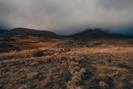 Téléchargez les photos : Montagnes spectaculaires paysage rocheux par temps nuageux - en image libre de droit