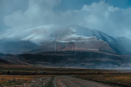 Téléchargez les photos : Paysage montagneux pittoresque avec route par temps nuageux d'automne - en image libre de droit