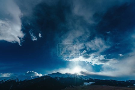 Téléchargez les photos : Paysage montagneux spectaculaire avec des sommets enneigés ciel - en image libre de droit