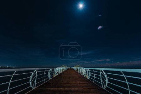 Foto de Muelle en el lago por la noche a la luz de la luna - Imagen libre de derechos