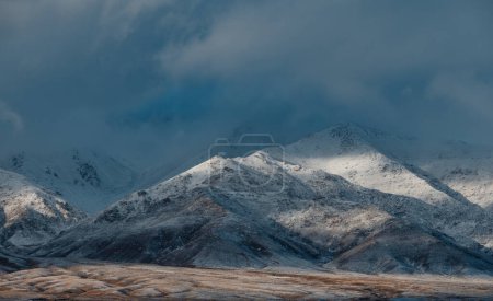 Téléchargez les photos : Paysage montagneux pittoresque avec des pics enneigés par temps couvert - en image libre de droit