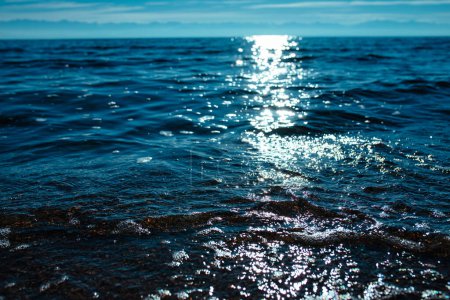 Téléchargez les photos : Surface d'eau de mer avec éblouissement du soleil - en image libre de droit