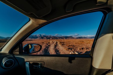 Foto de Interior del coche con vista a las montañas concepto de viaje - Imagen libre de derechos