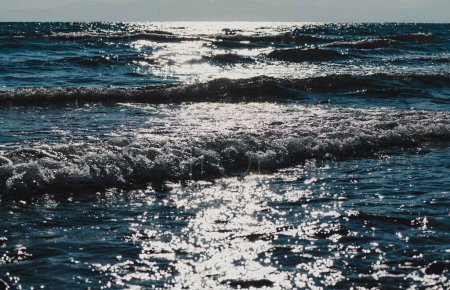 Téléchargez les photos : Vagues de mer dans une journée ensoleillée - en image libre de droit