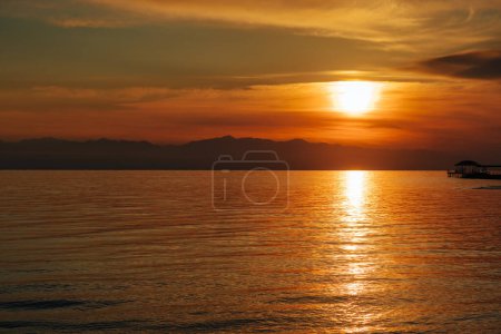 Téléchargez les photos : Coucher de soleil rouge sur le lac en été - en image libre de droit