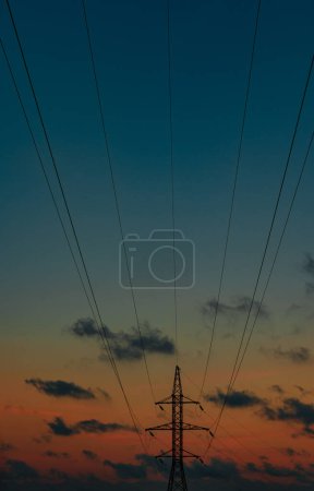 Foto de Línea de alimentación eléctrica a la luz oscura del atardecer - Imagen libre de derechos