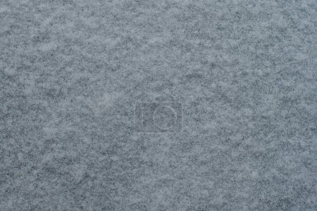 Téléchargez les photos : Une fine couche de neige fraîche sur le fond ou la texture de la surface - en image libre de droit