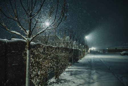 Téléchargez les photos : Nuit rue dans froid hiver tempête de neige - en image libre de droit