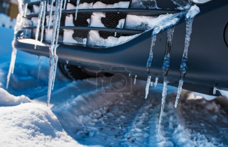 Téléchargez les photos : Pare-chocs de voiture givré gros plan le jour d'hiver - en image libre de droit