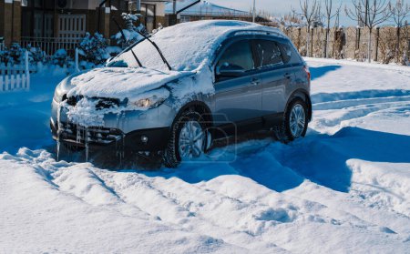 Foto de Nieve cubierto y coche helado cerca de casa de campo en invierno frío - Imagen libre de derechos