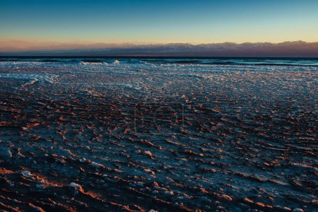 Téléchargez les photos : Glace sur le lac par temps froid d'hiver au crépuscule - en image libre de droit