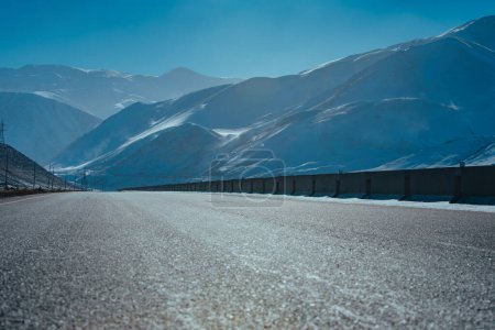 Téléchargez les photos : Perspective routière dans les montagnes en hiver - en image libre de droit