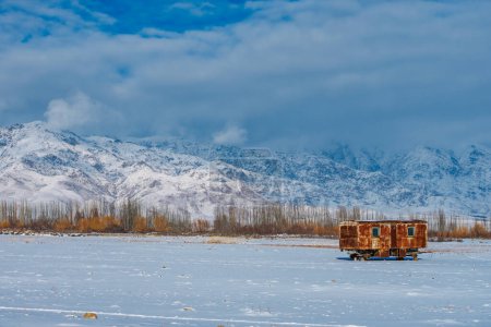 Foto de Viejo vagón oxidado sobre fondo de montañas de invierno - Imagen libre de derechos