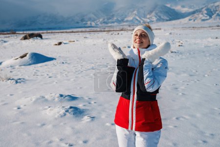 Foto de Joven feliz disfrutando del buen tiempo en invierno montañas fondo - Imagen libre de derechos