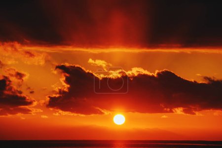 Foto de Puesta de sol roja ardiente sobre el lago - Imagen libre de derechos