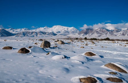 Téléchargez les photos : Beau paysage de montagnes en hiver, Kirghizistan, Asie - en image libre de droit