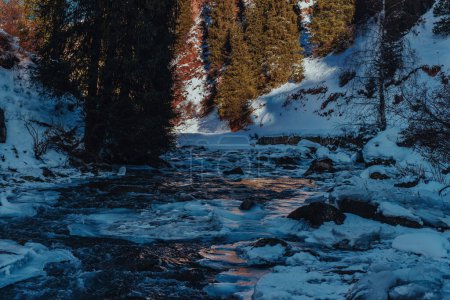 Foto de Montañas vista al río en invierno - Imagen libre de derechos