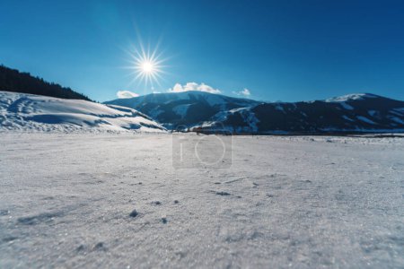 Téléchargez les photos : Vallée de montagne enneigée par temps ensoleillé, route de neige de montagnes vides - en image libre de droit