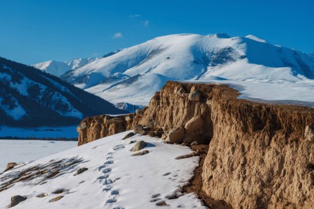 Téléchargez les photos : Paysage montagneux pittoresque avec falaise en hiver - en image libre de droit