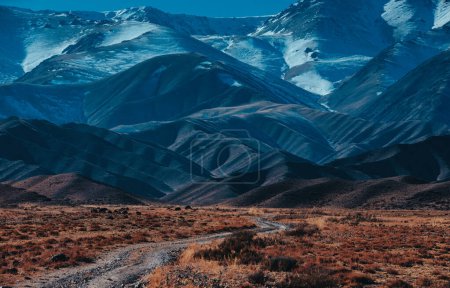 Téléchargez les photos : Paysage montagneux pittoresque avec route de terre en automne - en image libre de droit
