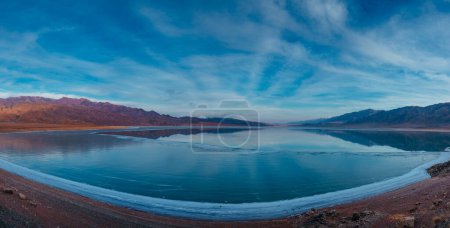 Foto de Amplio ángulo panorama de lago congelado en invierno - Imagen libre de derechos