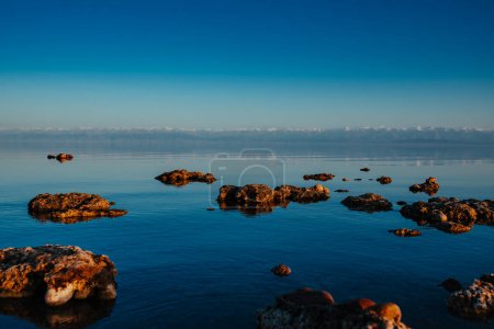 Téléchargez les photos : Vue idyllique sur le rivage des lacs rocheux et les montagnes - en image libre de droit