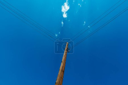 Foto de Antiguo poste con cables eléctricos en el fondo del cielo - Imagen libre de derechos