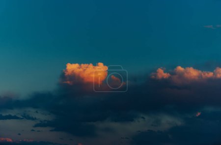 Téléchargez les photos : Ciel sombre coloré à la lumière du coucher du soleil - en image libre de droit