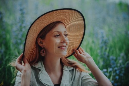Foto de Retrato de una hermosa mujer con sombrero en el campo de verano - Imagen libre de derechos
