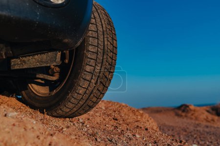 Téléchargez les photos : Roue de voiture sur sable vue rapprochée - en image libre de droit
