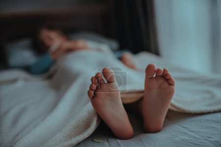 Téléchargez les photos : Dormir bébé dans le lit, se concentrer sur les pieds - en image libre de droit